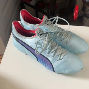 Ljusblåa fotbollsskor från Puma - Säljer ett par ljusblåa fotbollsskor från Puma, köptes för 2000, använd ett par träningar bara, känns som nya annars, storlek 42,5 