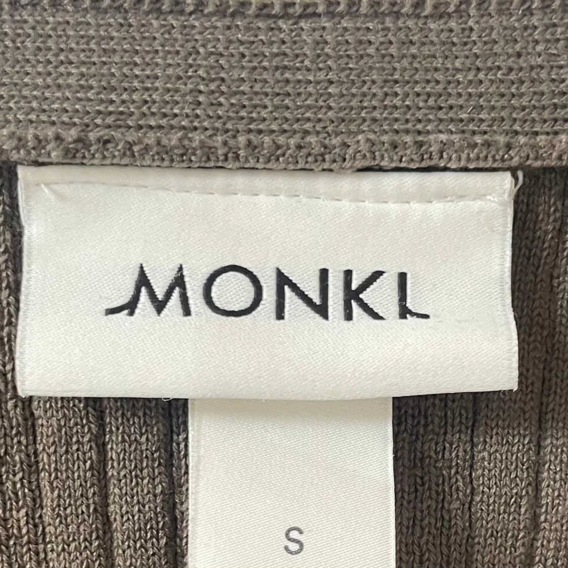 Ribbad brun kofta från Monki - 2