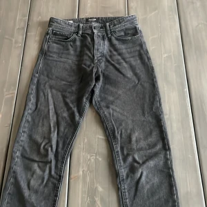 Svarta jeans  - Svarta jeans i modell straight/loose. Sjukt snygga och i bra skick. Storlek 29/32, hör av er eller köp direkt så fraktar jag samma dag! Fler jeans i profilen (checka så kan ni få bättre pris på bundles)!