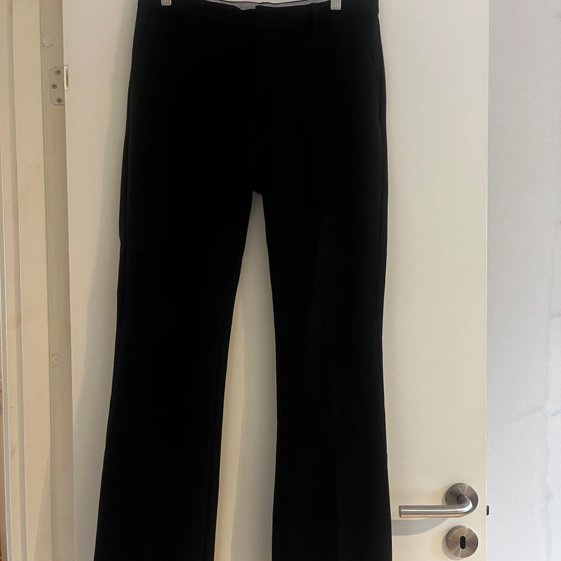 Svarta kostymbyxor med bootcut - 1