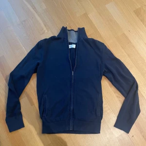 Pier One Fullzip - Säljer denna Mörkblå Fullzip ifrån Pier one. Inga defekter och sparsamt använd. Storlek Xs. Den är väldigt snygg och passar bra till alla outfits. Hör av er vid funderingar så löser vi en bra affär. 