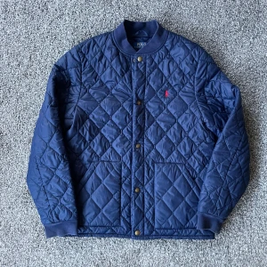 Ralph lauren cardigan - Ralph lauren cardigan i perfekt skick, har många fler grejer i min profil. Skriv för fler frågor priser kan alltid diskuteras! Storlek L ungdom motsvarar xs