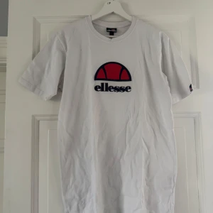 Vit t-shirt från Ellesse - Vit t-shirt från Ellesse med klassisk logga. Storlek L, använd fåtal gånger.