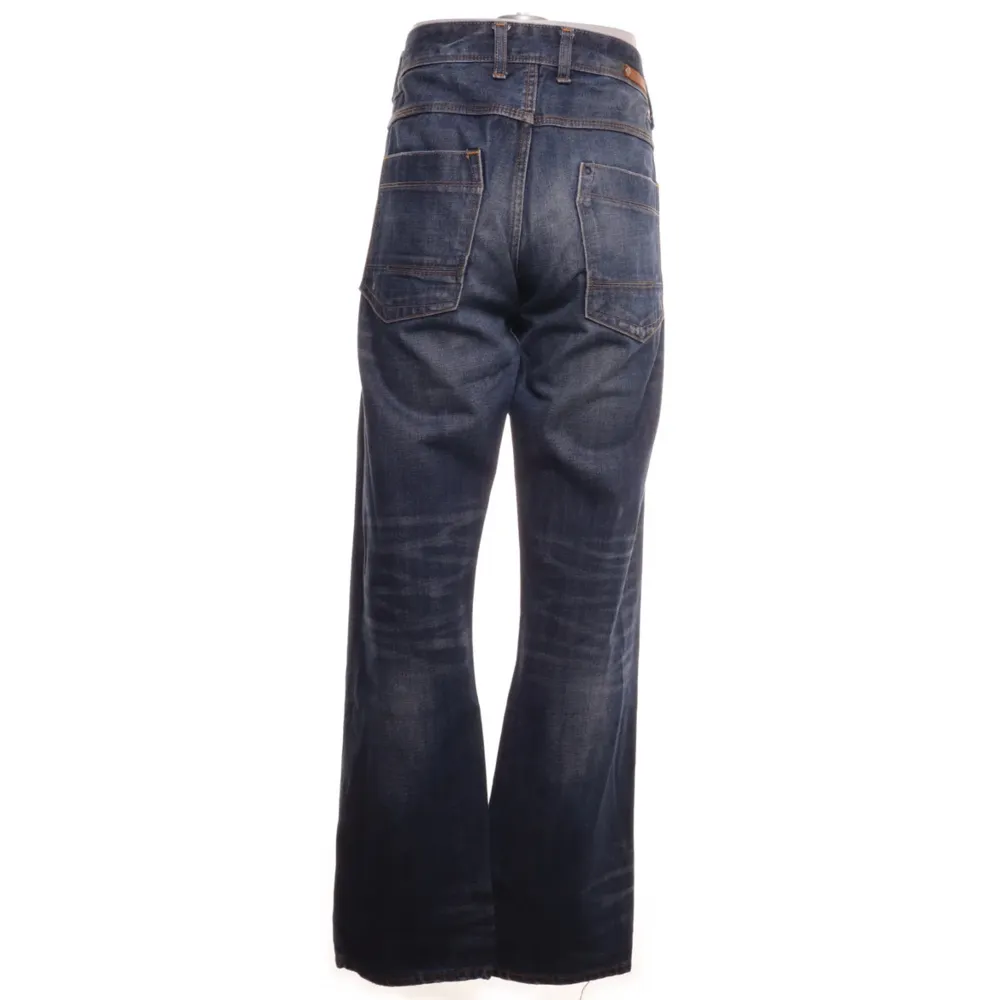 Säljer ett par mörkblå jeans från H&M med relaxed passform och låg midja. Jeansen har raka ben och klassisk femficksdesign. Tillverkade i 100% bomull för en skön känsla och slitstark look. Köpte på Sellpy för 85 kr men säljer då jag missade att de va low waist. Aldrig använda, endast provade.. Farkut & Housut.