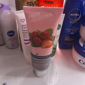 Handkräm med jordgubbsdoft från Fruit Collection - En söt handkräm med jordgubbsdoft från Fruit Collection. Tuben är rosa med bild på jordgubbar och har silverfärgat lock. Innehåller 100 ml och är berikad med fuktgivande ingredienser. Perfekt att ha i väskan för mjuka händer.
