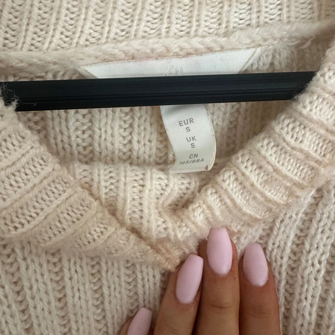 Beige stickad tröja med volang - 1