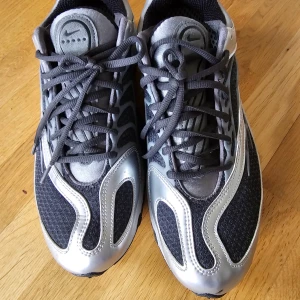 Nike sneakers i svart och silver - Nike Air Tuned Max Smoke Grey/ Black-Lt Smoke Grey Det finns ej köpa dem någonstans! Köpta för 4000 kr. Används bara 2 gånger,  som ett nytt par  