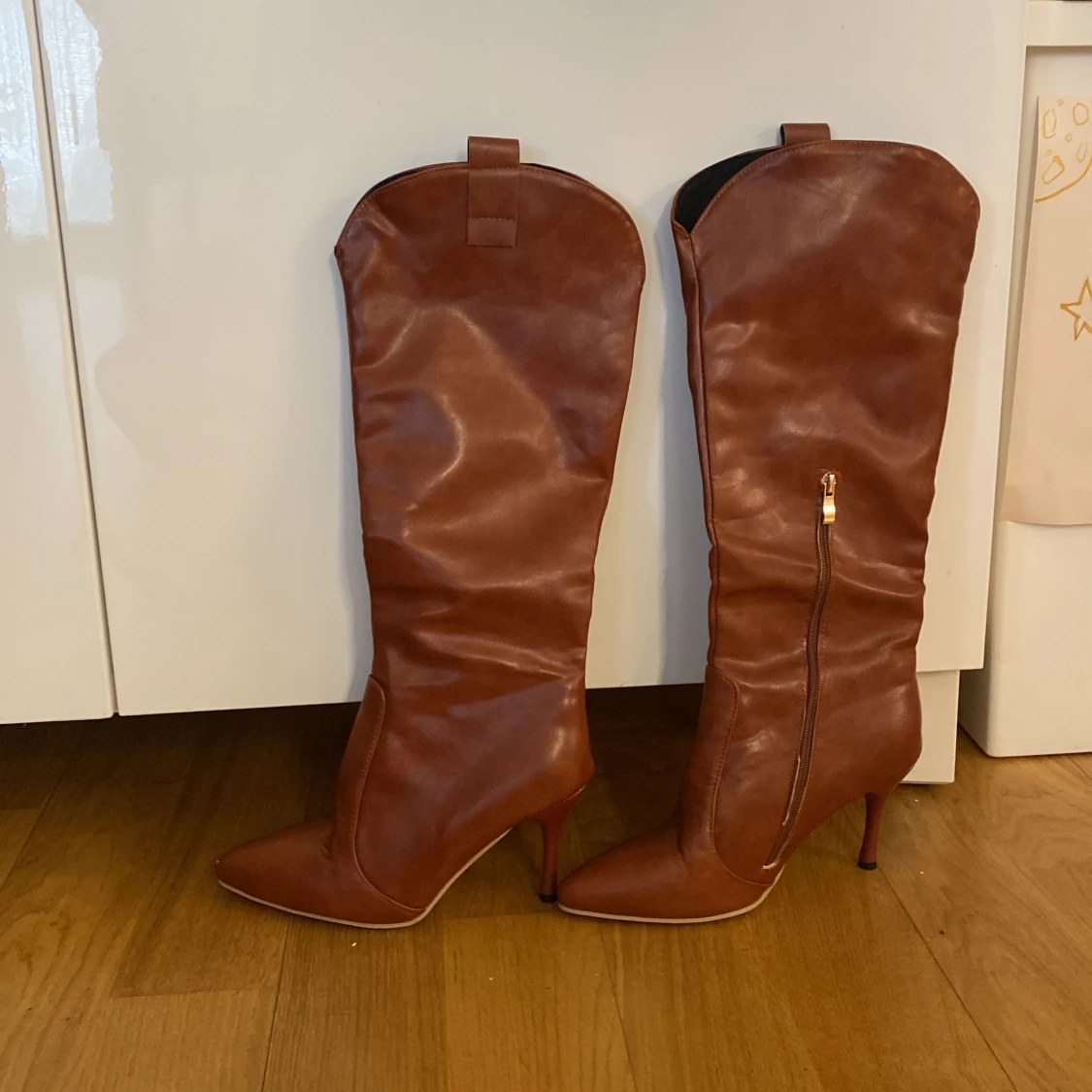 Bruna höga stövlar med klack