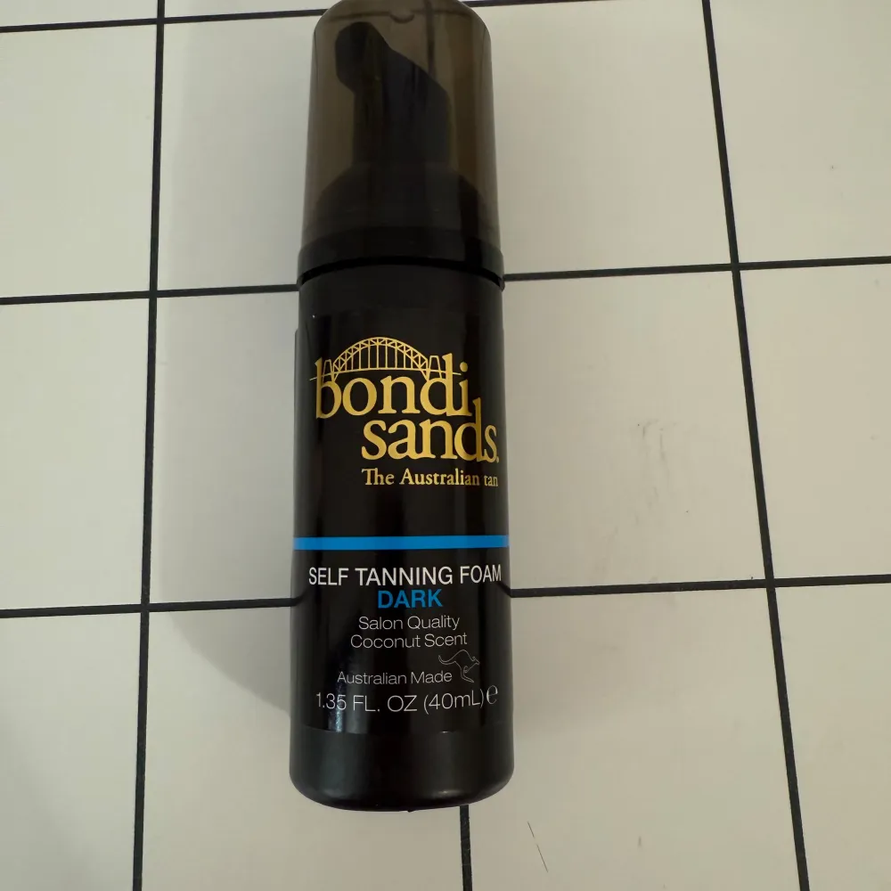 Helt ny, oöppnad och oanvänd! Självbruningsmousse från Bondi Sands i nyansen Dark. Flaskan rymmer 40 ml och har en praktisk pump för enkel applicering. Nypriset är 150 kr!. Beauty.