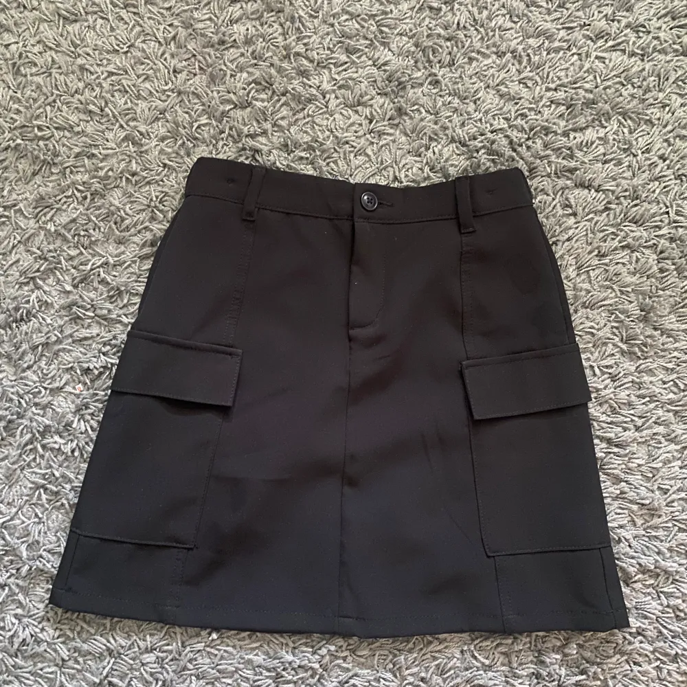 Säljer denna kjol som är nästan oanvänd. Den är från Lindex i storlek 158/164. Kontakta innan köp eller vid intresse. Pris kan diskuteras:). Hameet.