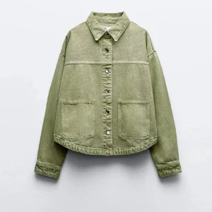 Grön jeansjacka Zara  - Säljer min gröna jeans jacka från Zara. Jätte fint skick bara använd en sommar!! Storlek S