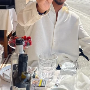 Vit skjorta från Séfr  - Säljer en stilren vit skjorta från Séfr i mjukt frotté-material. Skjortan har klassisk krage, knäppning framtill och långa ärmar. Perfekt för en clean och avslappnad look.