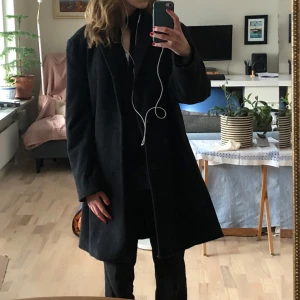 Svart kappa - Superfin vinterkappa köpt här på plick, säljer då den tyvärr ej kommer till användning🌟