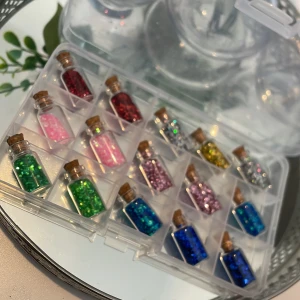 Glittriga lösglitter i små flaskor - Flera små glasflaskor fyllda med lösglitter i olika färger som rosa, röd, grön, blå, lila, silver och guld. Perfekt för att skapa kreativa och färgglada naglar, kan tänka mig att man kan göra otroliga ögonskuggs looks😻❤️ man kan använda glittret till precis vad man vill, går till exempel att använda i slime och pyssel❤️❤️❤️ säljer för 40kr pris kan diskuteras!🥰🥰
