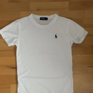 Polo Ralph Lauren T-shirt  - En vanlig basic t-shirt från märket Ralph lauren. T-shirten säljs då jag fick den i present och den inte passa, priset är inte hugget i sten, har ni funderingar är de bara att skriva till! 😊