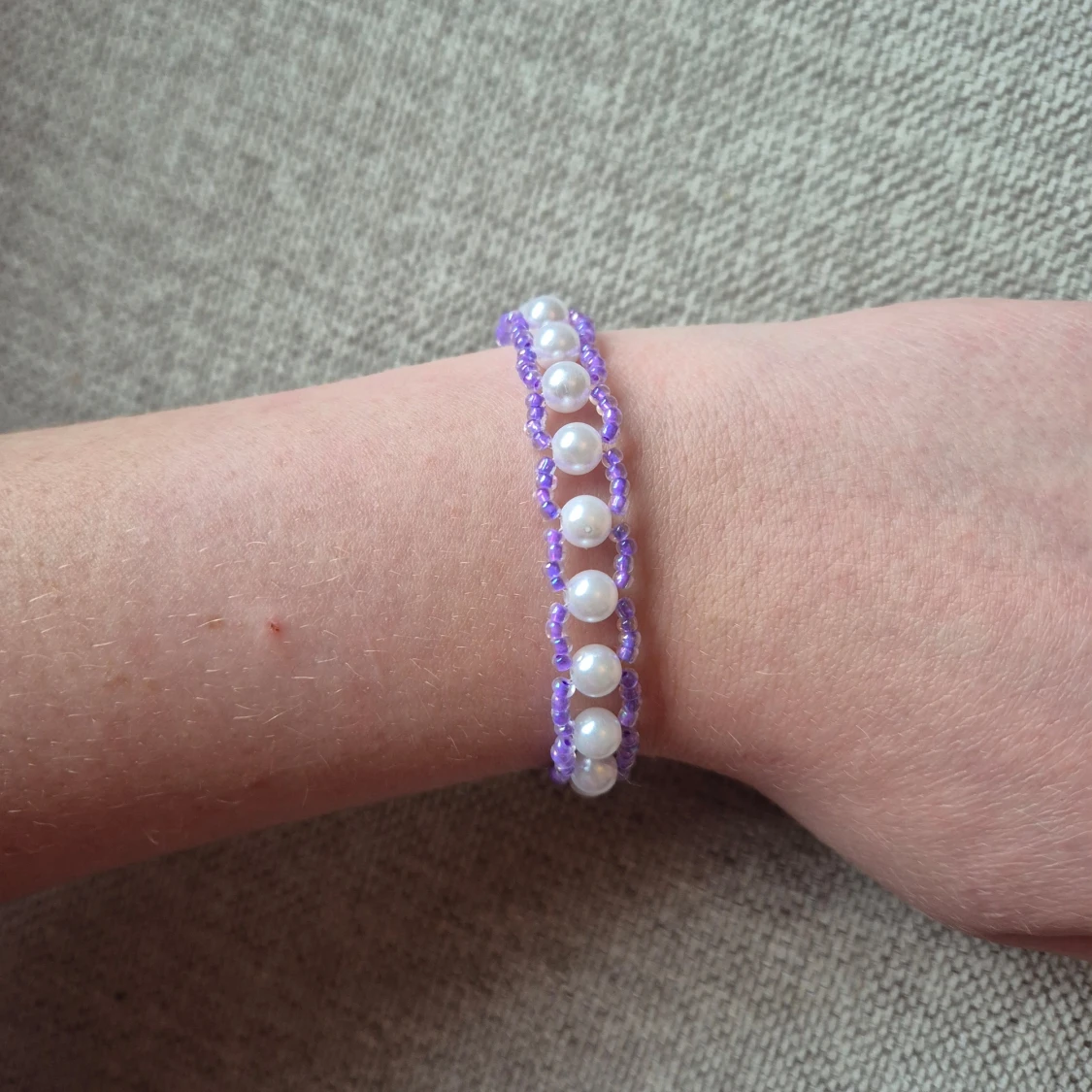 Lila armband med pärlor