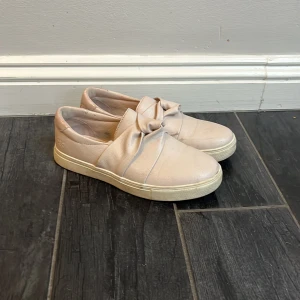 Ljus rosa sneakers med rosett - Säljer mina ljusrosa sneakers💞💞 De är bara att höra av dig ifall du har några frågor💞