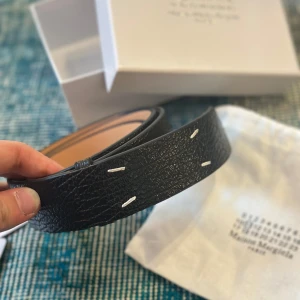 Maison margiela bälte  - Tjena! Nu finns detta riktigt feta Maison margiela bältet till salu. Den är i princip helt ny och är i topp skick! Allt og medföljer vilket inkluderar, dustbag, garanti kort, originalbox osv. OBS denna är INTE äkta, men den påverkar inte kvaliteten 🙏. MVH Abbe 