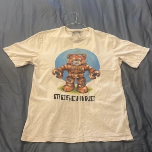 Moschino t shirt  - Bra skick, inga hål osv
