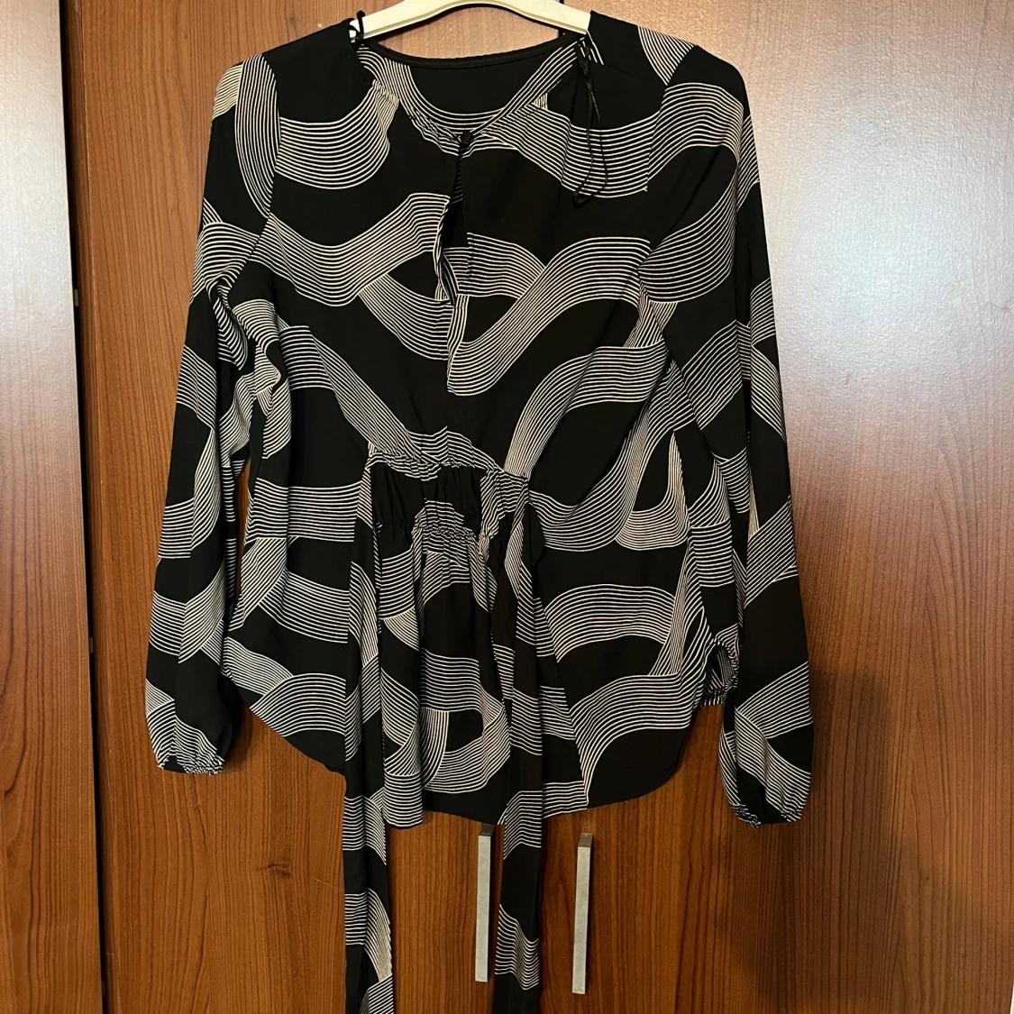 Svartvit blus med grafiskt mönster och knytband - 2