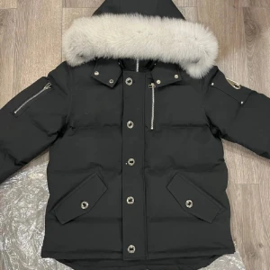 Äkta Moose Knuckles jacka - Moose knuckles jacka i modellen 3q neoshear black/ natural. Har ej kvittot kvar med Nfc finns. nyskick inga fel med den. Nypris ligger på 14 499kr och tillkommer med päls,, original tags och Nfc scan som sagt. Hör gärna av dig för fler frågor som att se om nfc scannar.  