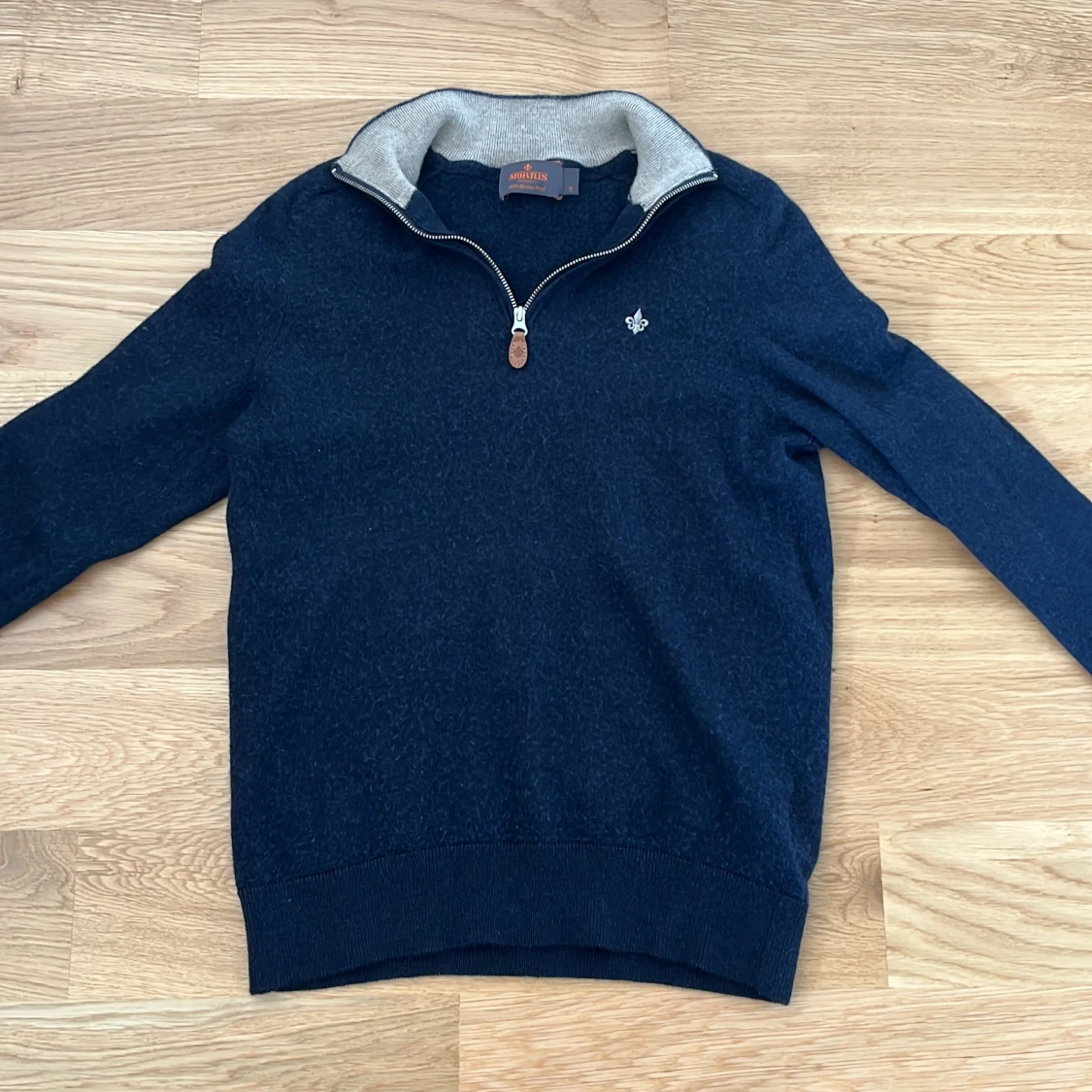 Mörkblå merinoullströja med dragkedja från Morris