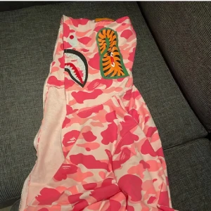Bape hoodie - En jätte fin rosa zip upp hoodie från a bathing ape. Storlek L men passar som M, använt den 3 gånger ungefär annars helt ny. 