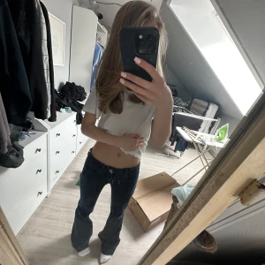 Mörkblå bootcut jeans från MAX&Co. - Säljer ett par mörkblå jeans från MAX&Co. med klassisk bootcut-passform och låg midja. Jeansen har söta detaljer på fickorna och är perfekta för en avslappnad och trendig look. Pris kan diskuteras💞