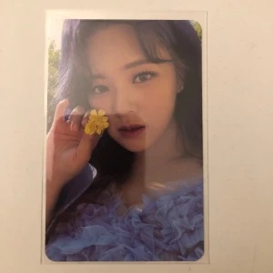 TWICE Between 1&2 Jeongyeon photocard - Säljer en officiell photocard från TWICEs 11:e mini album 'Between 1&2' med Jeongyeon. 30kr ink frakt!