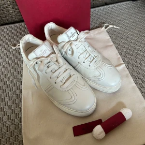 Valentino flycrew skor vit - Vita valentino flycrews | Strlk 38 passar 39 | Befintligt skick se bilder | Kontakta oss vid frågor | | INGA BYTEN! Box ingår ej!