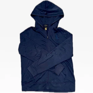 Ralph Lauren Zip Hoodie - Fin tunn Ralph Lauren Hoodie i mörkblå färg, använd 2 gånger.  | Storlek XL, men skulle säga att det är som M | Skick 8,5/10 | Pris 400kr | Fraktar via PostNord eller Instabox | Hör av dig vid funderingar eller frågor! 