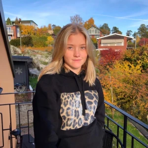 Svart hoodie med leopardmönster - Säljer en svart hoodie med en stor leopardmönstrad ruta framtill. Tröjan har huva med dragsko och en klassisk magficka. Första bilden är inte min!!  Det går att diskutera priset💓💓