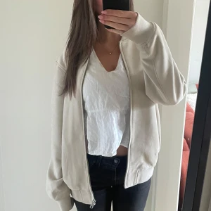 zara bomberjacka  - en snygg bomberjacka från zara i storlek M herr, är 165 och den sitter oversized!💗