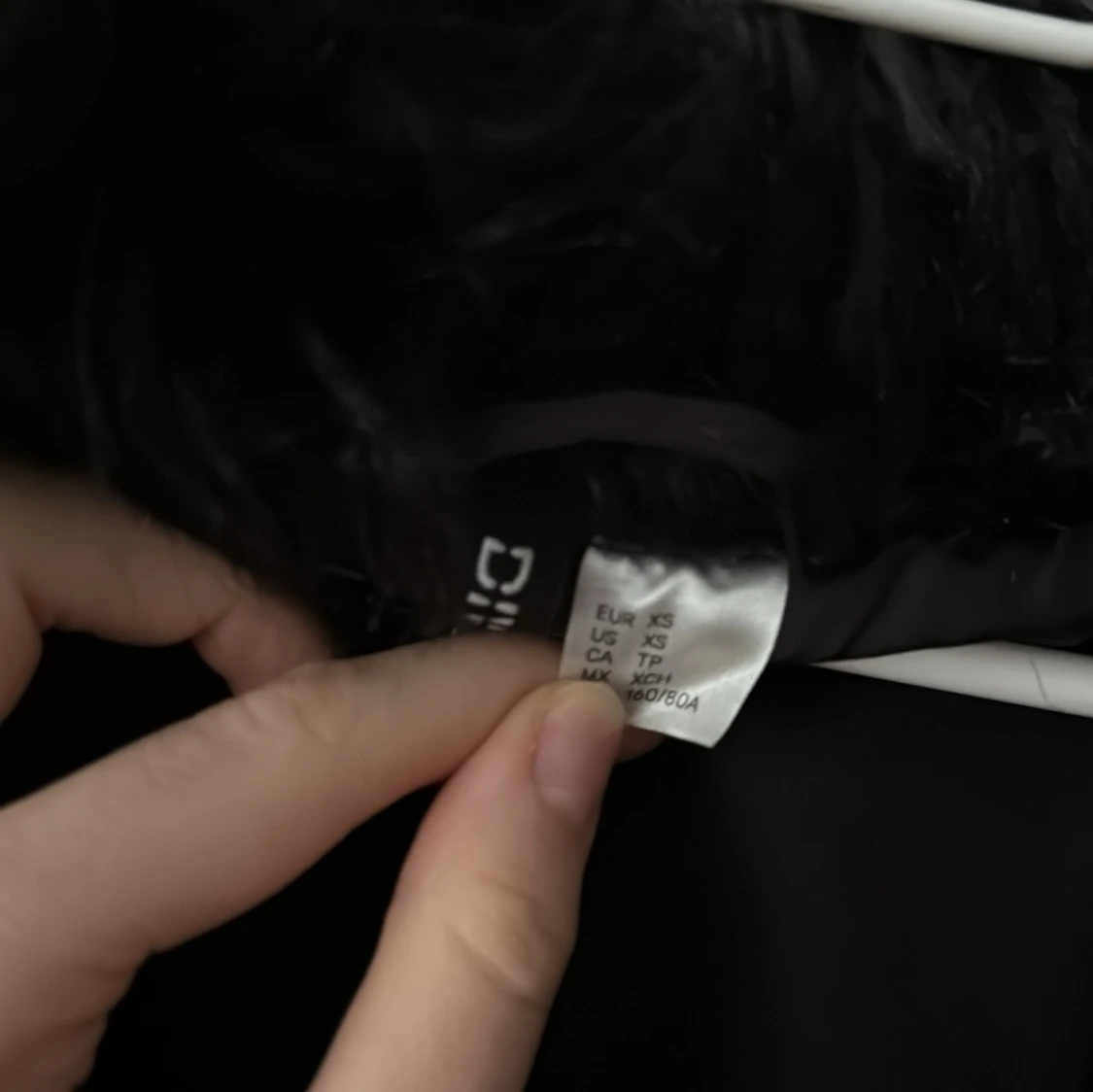 Svart croppad jacka med fuskpäls - 2