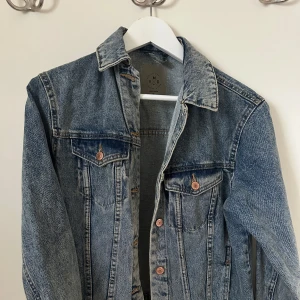 Blå jeansjacka från Vero Moda - Blå jeansjacka från Vero Moda i storlek XS