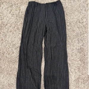 Randiga byxor  - Coola randiga byxor som ger en härlig look ! 🥰