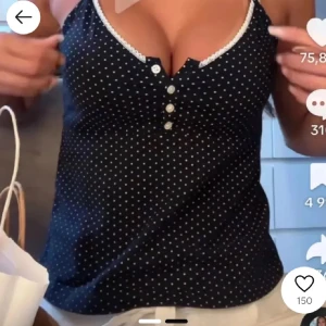 Svart prickig linnetopp från brandy Melville - Säljer en svart linnetopp med vita prickar och spetskant vid urringningen. Nyskick, från brandy Melville.