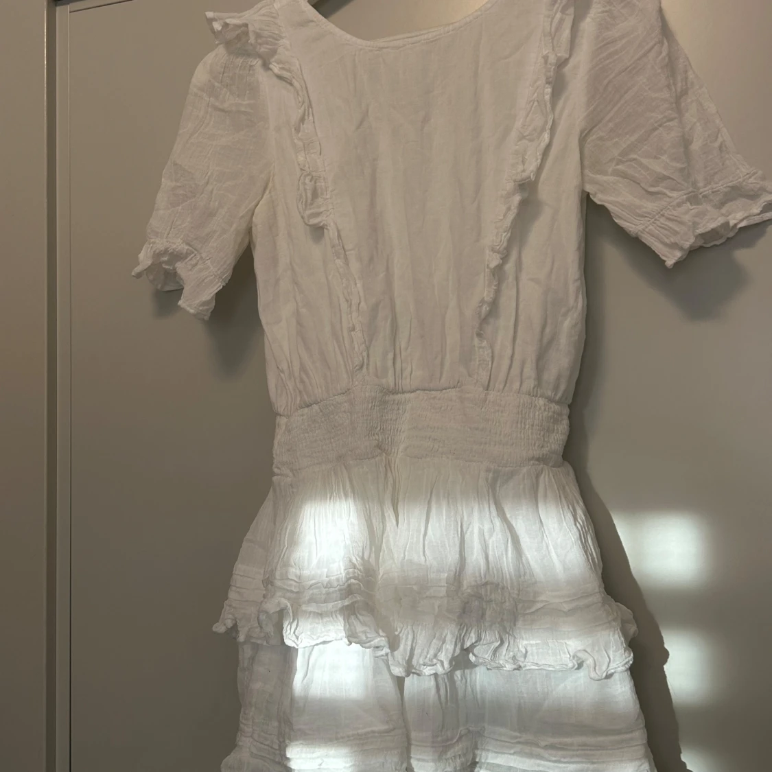 Vit volangklänning från Gina Tricot