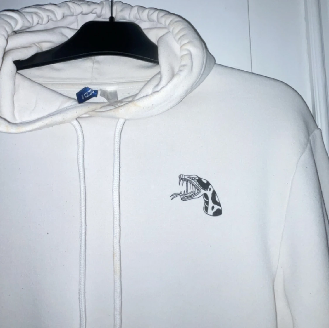Vit hoodie med kobramotiv  - 1