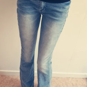 Ljusblå bootcut jeans - Säljer ett par ljusblå jeans med bootcut passform. Jeansen har klassisk femficksdesign och normal midja. Perfekta för dig som gillar en avslappnad men ändå stilren look.