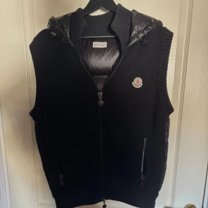 Svart tricot väst Moncler - Riktig schysst och unik Moncler tricot väst i svart. Västen är i storlek L men passar även M då Moncler är små i sinna storlekar. Skick 9/10 och nypris runt 10 000. 