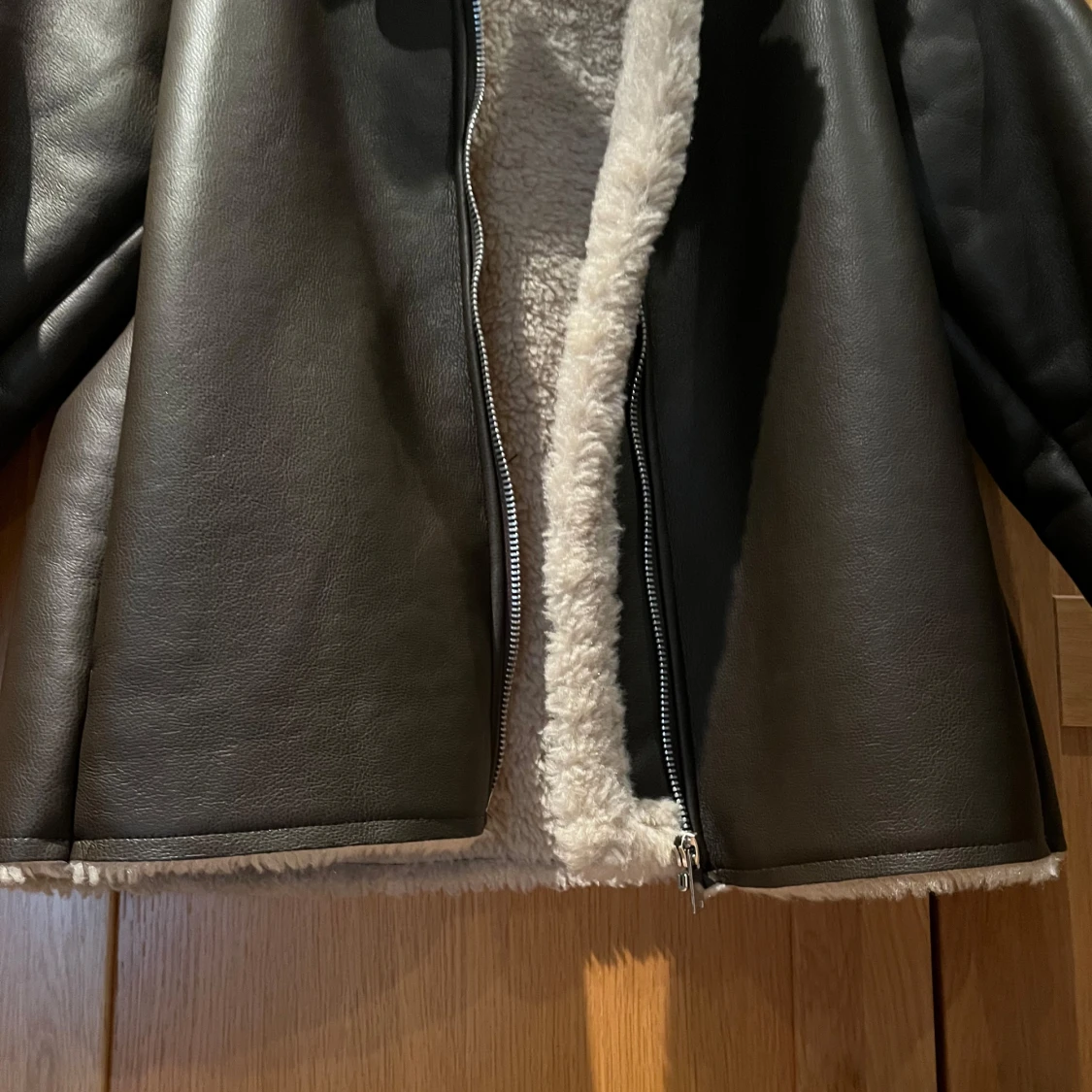 Brun pälsfodrad jacka med dragkedja - 4