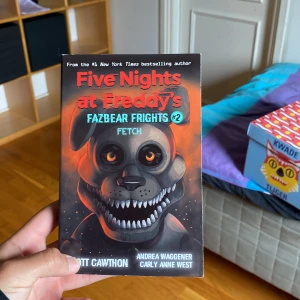 Five Nights at Freddy's: Fazbear Frights #2 - Fetch - Säljer boken 'Five Nights at Freddy's: Fazbear Frights #2 - Fetch' av Scott Cawthon, Andrea Waggener och Carly Anne West. Boken är på engelska och innehåller tre skräcknoveller inspirerade av det populära spelet. 