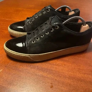 Lanvin skor - Tjena! Säljer nu dessa väldigt feta svarta lanvins i storlek 43-44 EU UK 10 och innersulan är ca 29,5cm. Skorna är i väldigt bra skick och har inga defekter förutom att mockan är lite smutsig och sulorna lite gula, skicket är 8,5/10. Det ingår inte dustbag eller box, bara skorna. Tveka ej att kontakta mig om du har några frågor! ☺️