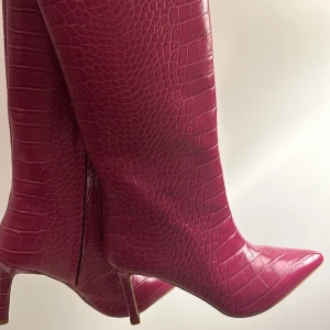 Rosa stövlar från NA-KD - Oanvändba stövlar storlek 37. Man får med kartong från nakd. Pris kan diskuteras!!