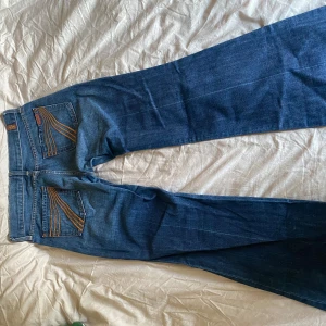 Lågmidjade bootcut jeans från 7 for all mankind💗 - Ett par 7’s i modellen Dojo med de klassiska sevens på fickorna.  Storlek w28. Lågmidjade.  Säljes då de är för små💗 (Kommer returneras om de inte säljs inom 7 dagar🤗)