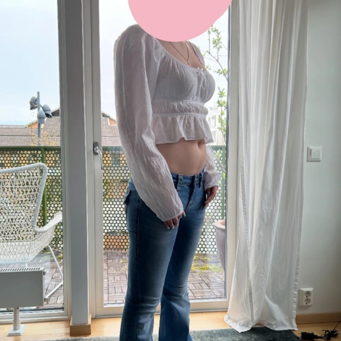 Vit croppad blus med volang - 1