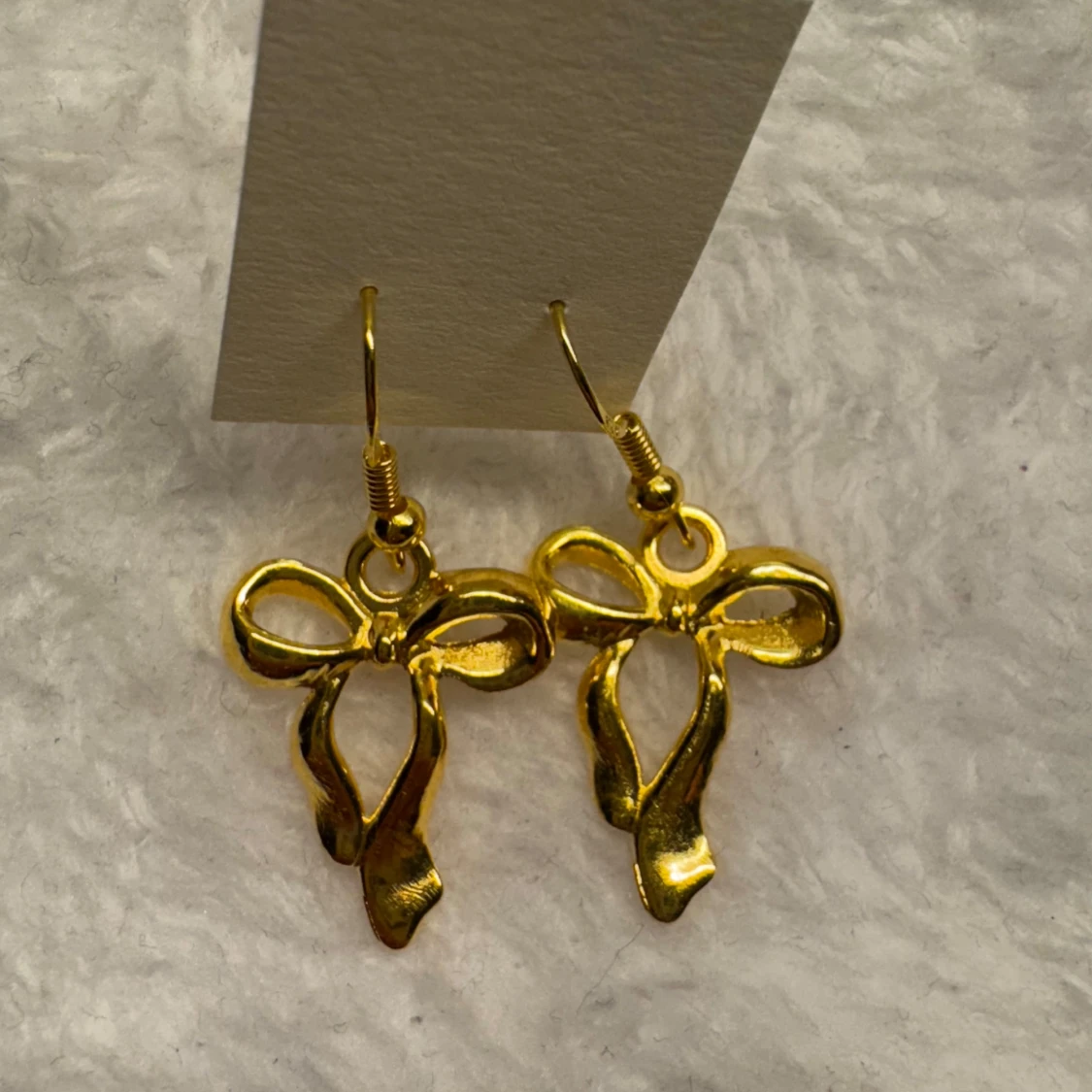 Guldiga örhängen med rosettform