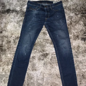 Diesel jeans blå slim fit - Riktigt stilrena och fina diesel jeans säljer dom för att dom inte passar, skick 10/10 skulle verkligen rekommendera, det är bara att skriva om man har några frågor, orginal pris 1800kr.