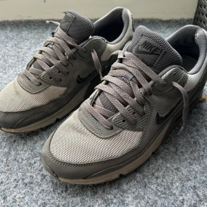 Air Max 90  - Airmax 90 storlek 45 men passar även dig som har lite större som 46 (vilket jag har) går att mötas upp i Sthlm. Skriv för mer info;)